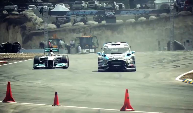 Video dana: Lewis Hamilton vs Ken Block, F1 vs reli auto
