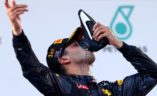 Daniel Ricciardo sa "shoey" proslavlja pobjedu nakon uske borbe s Maxom Verstappenom, VN Malezije.